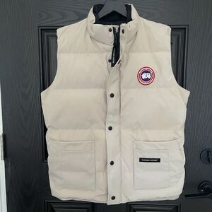 CANADA GOOSE Freestyle Logo-Appliquéd Quilted Shell Down Gilet Size S Beige